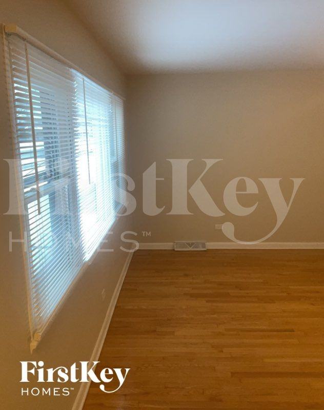 14340 Kenwood Ave - Photo 3 of 11