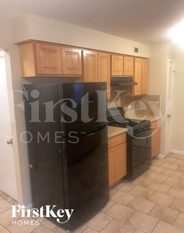 14340 Kenwood Ave - Photo 5 of 11