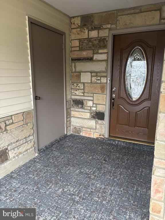 30 Chesterfield Ct - Photo 2 of 19