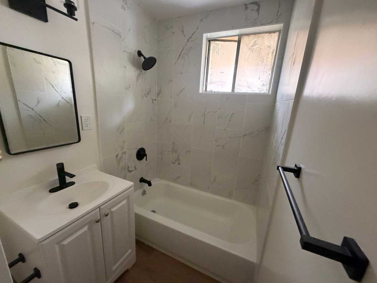 7605 N Hollywood Way - Photo 3 of 5