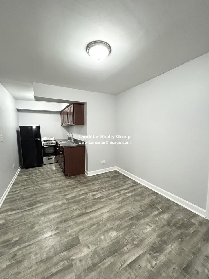 1040 W Hollywood Ave #218 - Photo 2 of 9