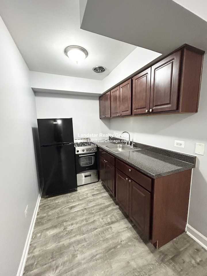 1040 W Hollywood Ave #218 - Photo 3 of 9