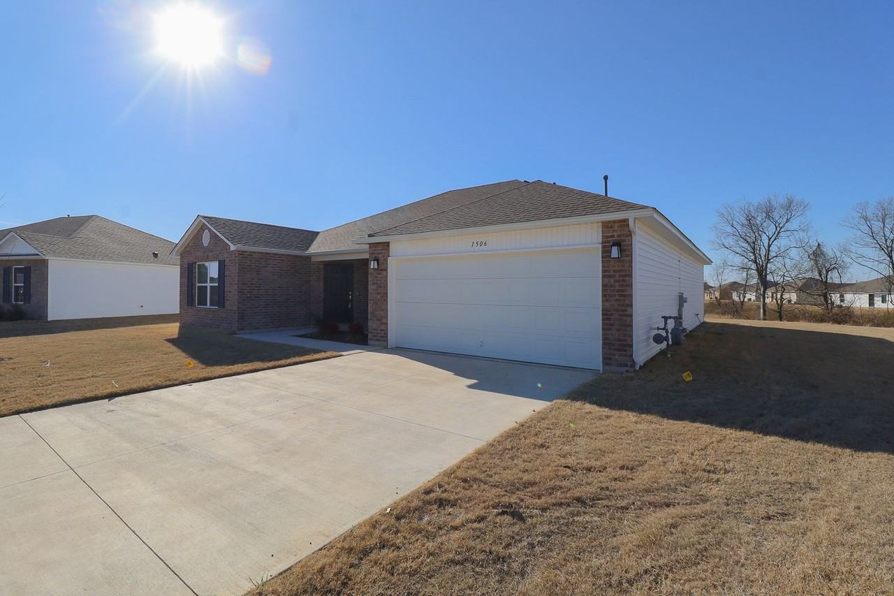 1506 N 83rd St - Photo 4 of 37