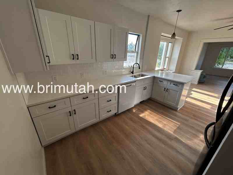 254 E St - Photo 2 of 11