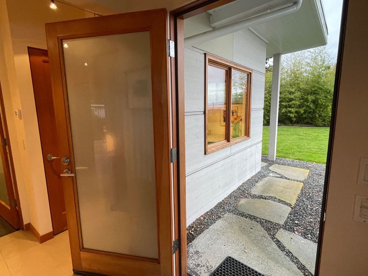 720 Edgecliff Dr - Photo 2 of 32