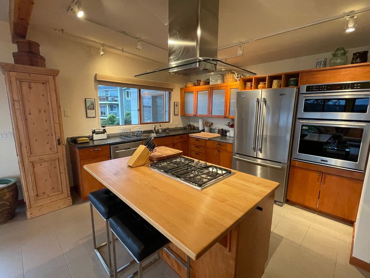 720 Edgecliff Dr - Photo 3 of 32