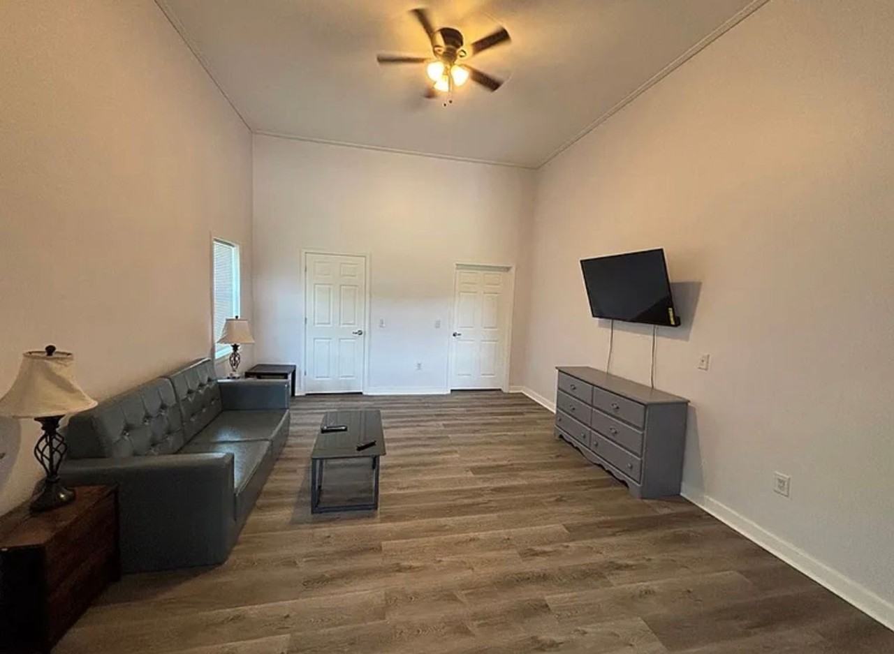 719 N Three Notch St - Photo 4 of 15