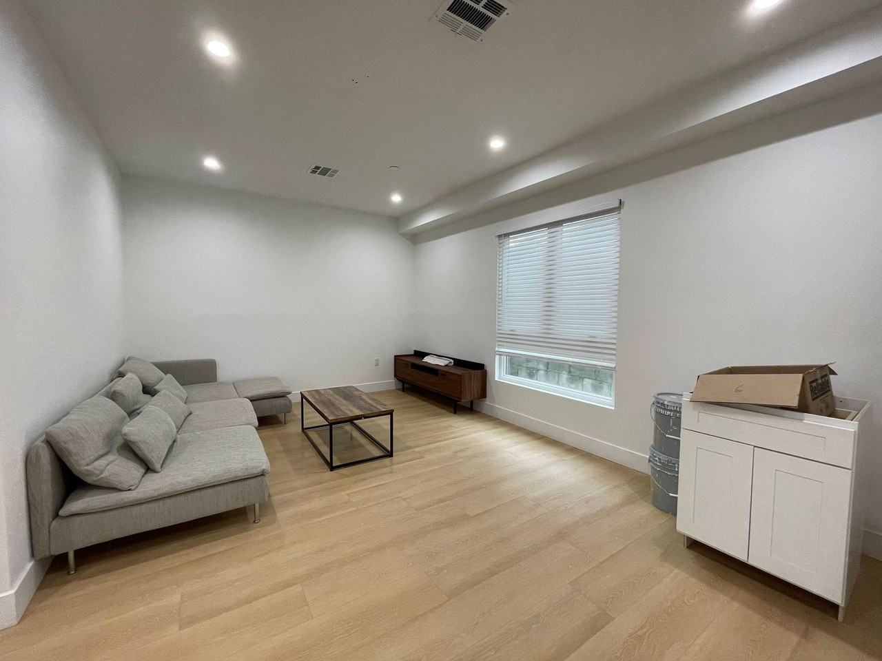 1340 W 37th St - Photo 2 of 38