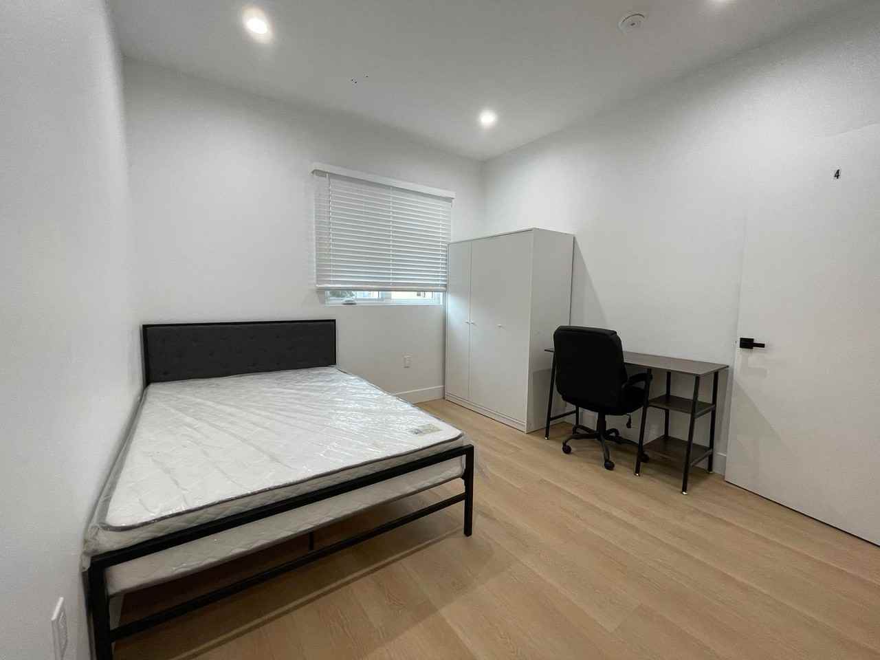 1340 W 37th St - Photo 3 of 38