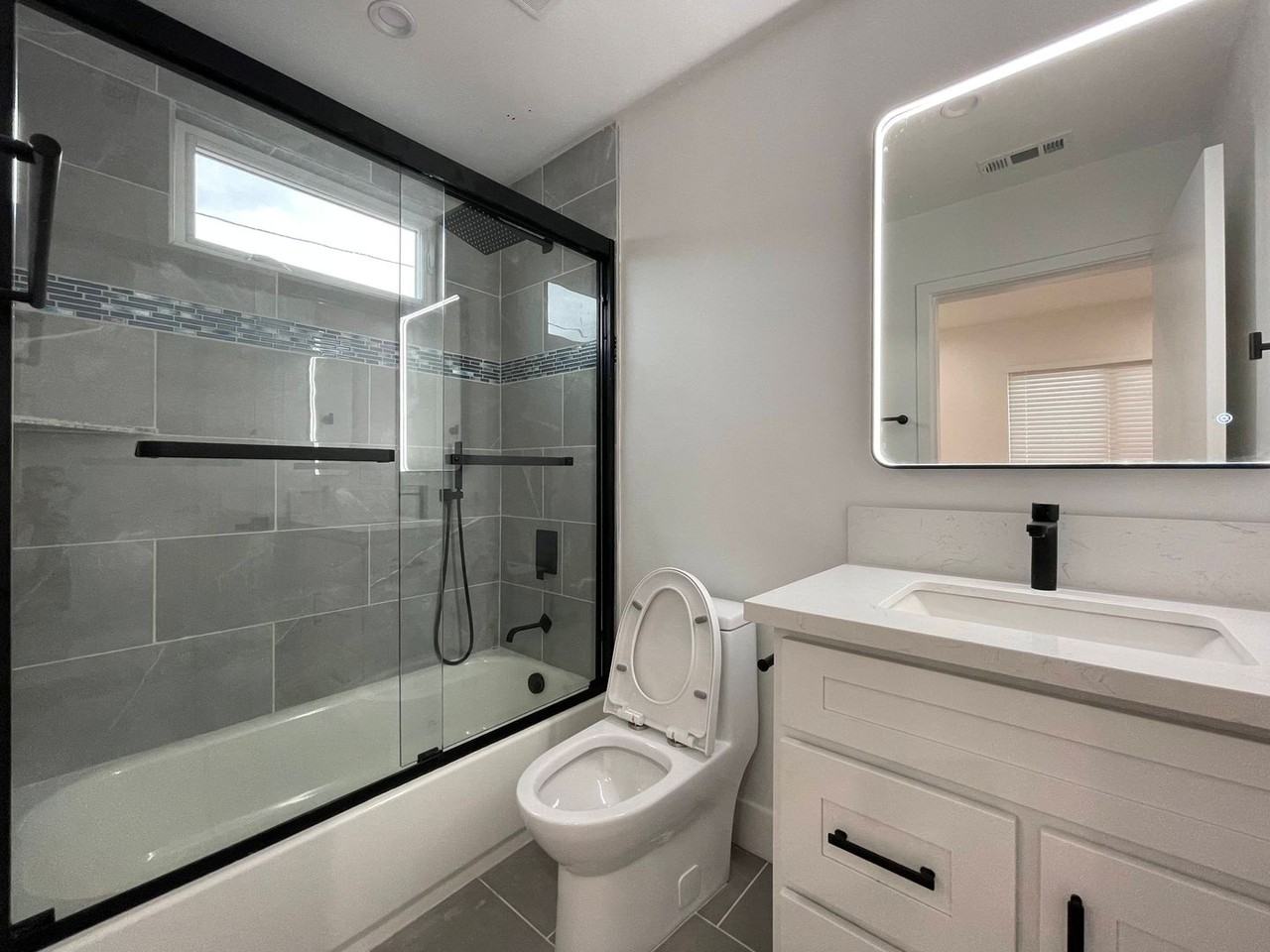 1340 W 37th St - Photo 6 of 38