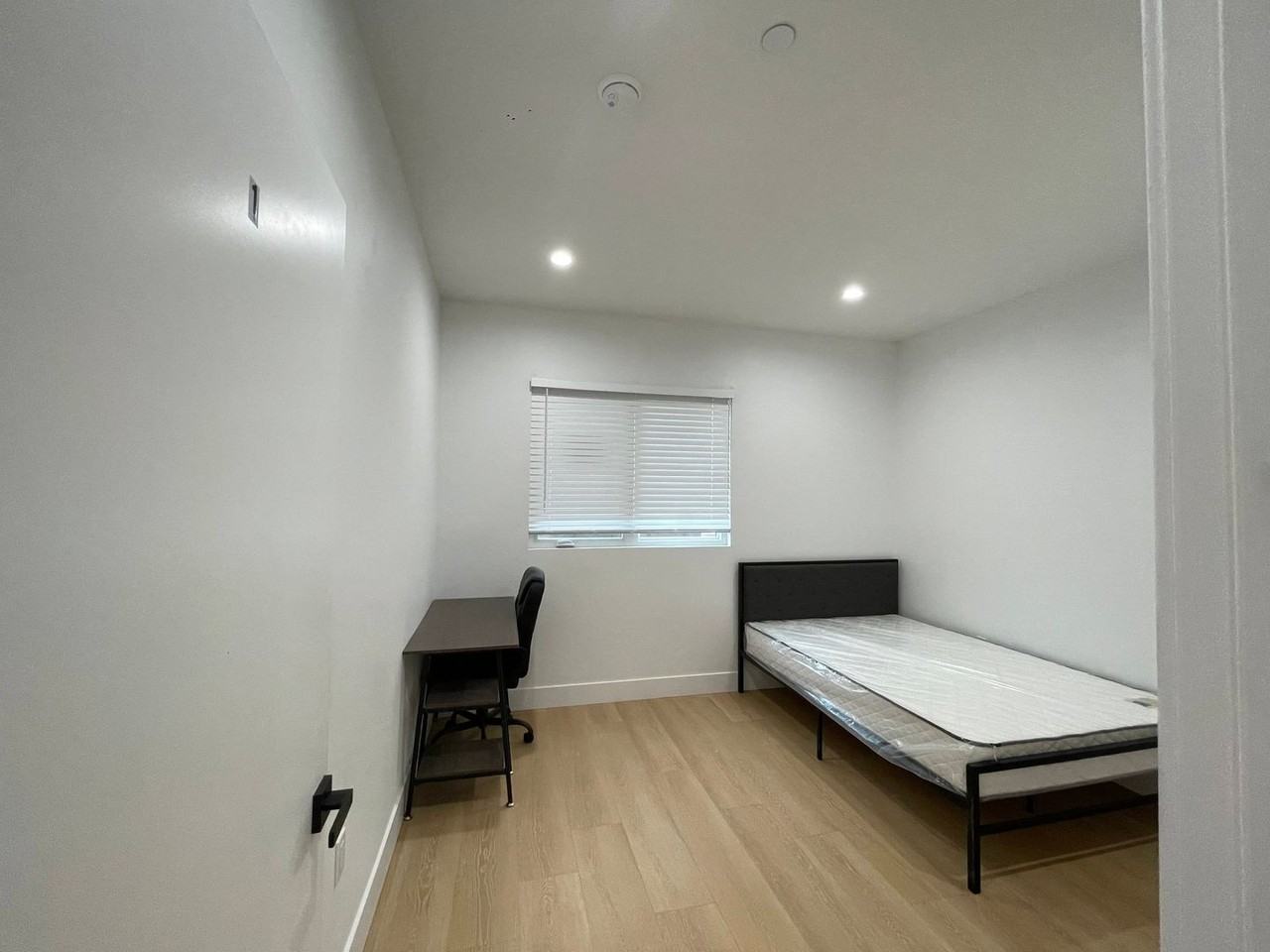 1340 W 37th St - Photo 7 of 38