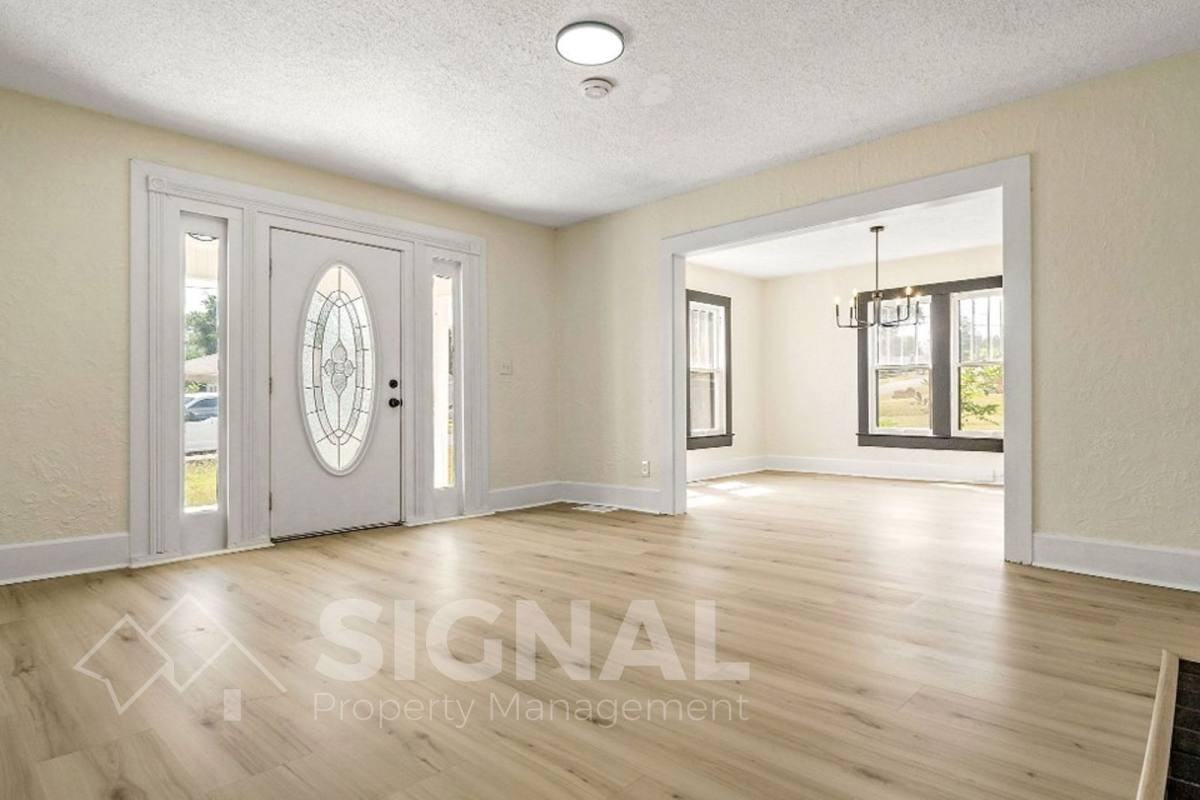 425 Oak St - Photo 3 of 10