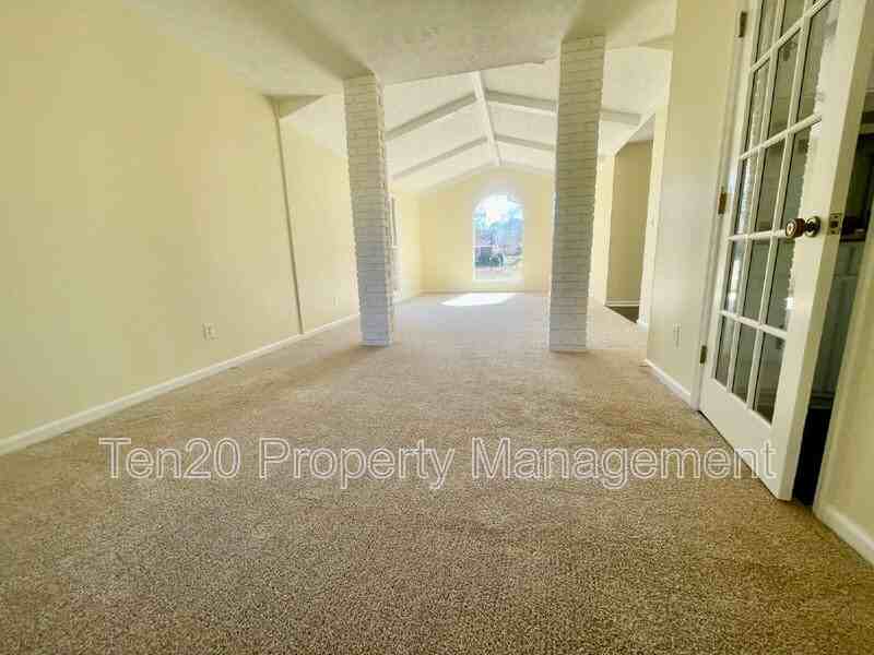 925 Incline Dr - Photo 2 of 11