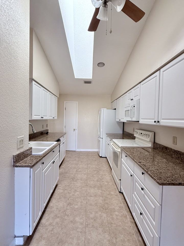 1203 Saxony Cir - Photo 4 of 13