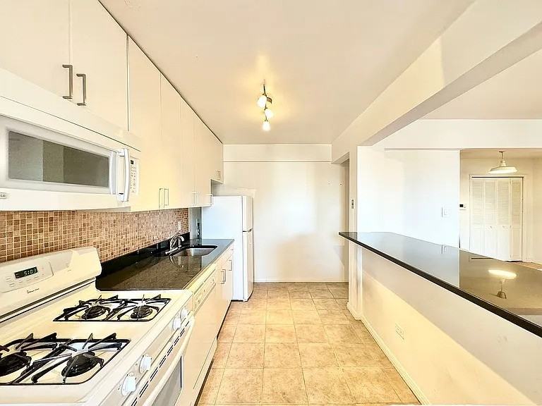 8337 Saint James Ave - Photo 3 of 8