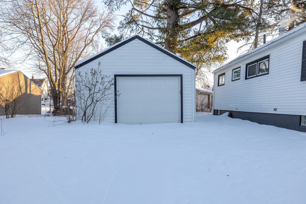 826 Oak St - Photo 3 of 23