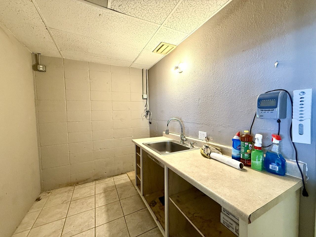 1135 N Main St - Photo 3 of 23