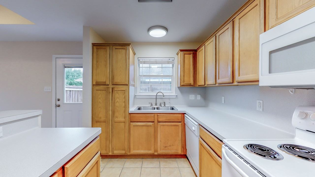 3771 Oldenburg Ln - Photo 7 of 35