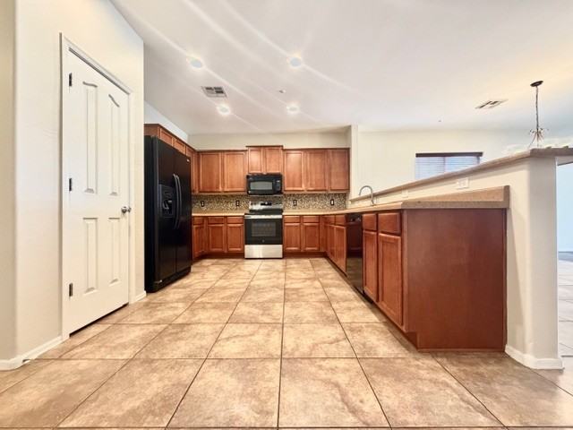 13201 W Creosote Dr - Photo 4 of 28