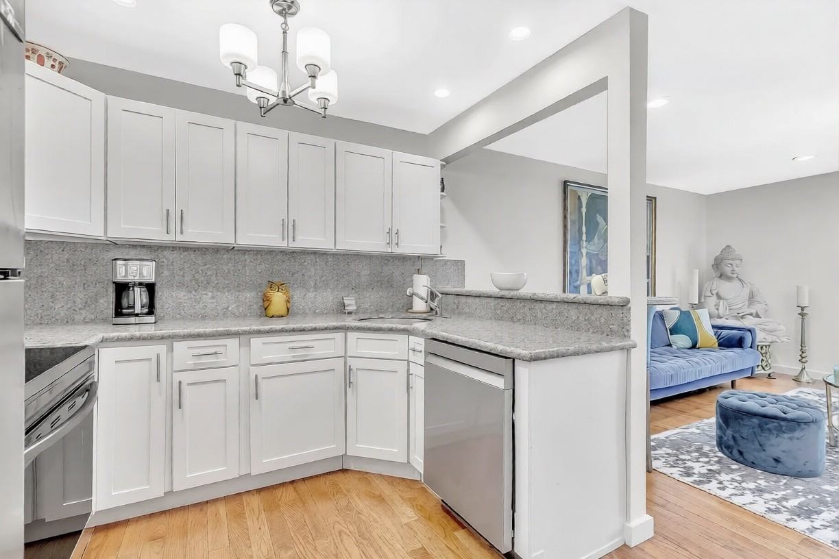 302 5th Ave - Photo 4 of 19