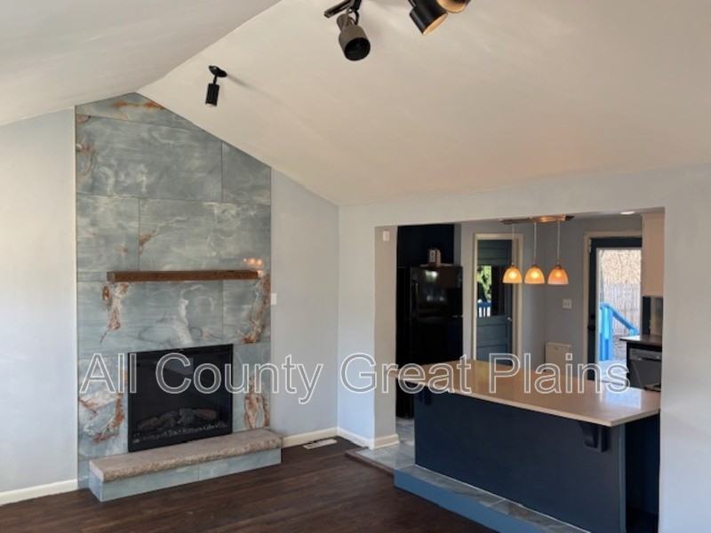 218 W 83rd Ter - Photo 2 of 11