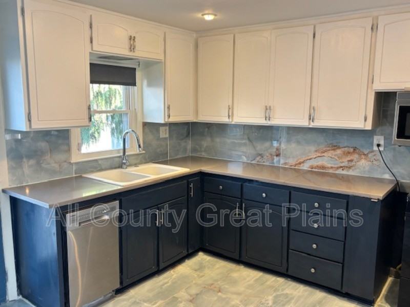 218 W 83rd Ter - Photo 3 of 11