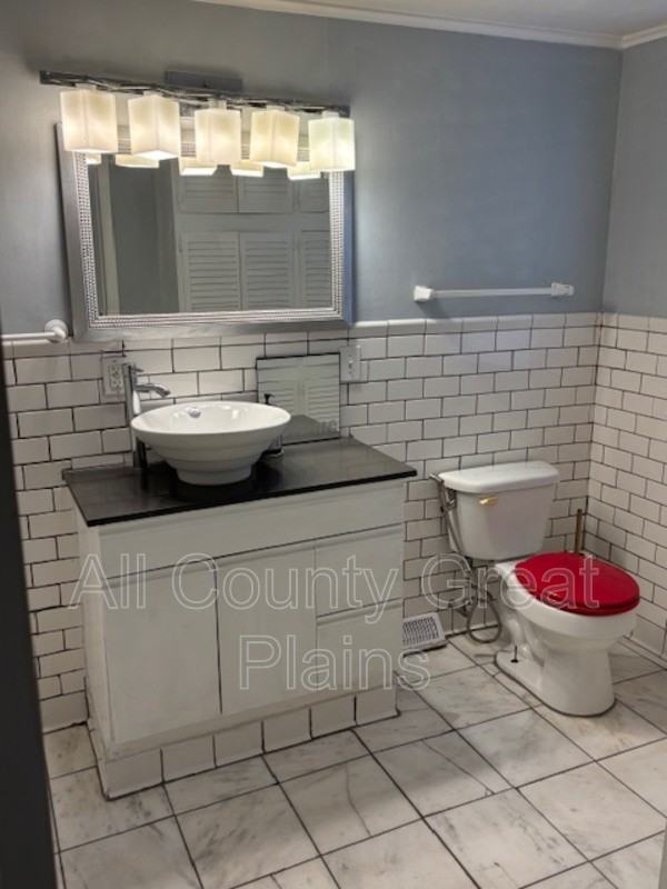 218 W 83rd Ter - Photo 5 of 11