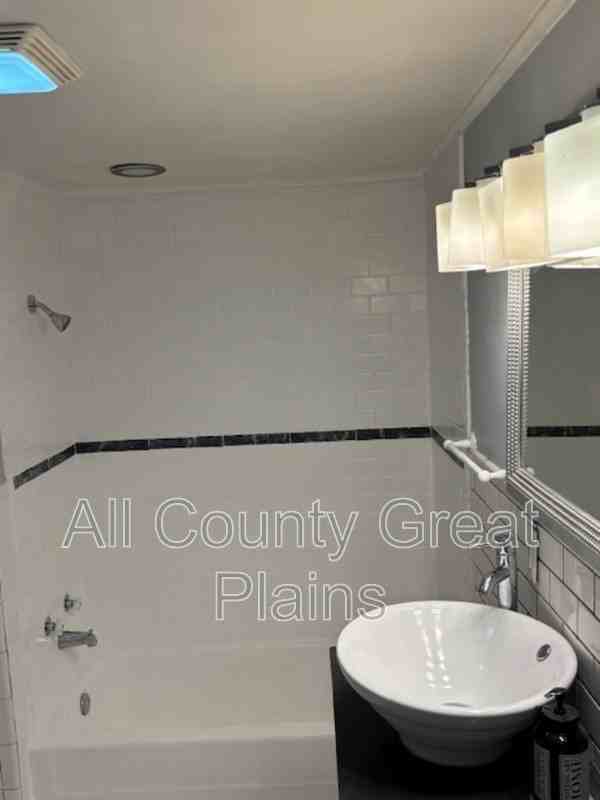 218 W 83rd Ter - Photo 6 of 11