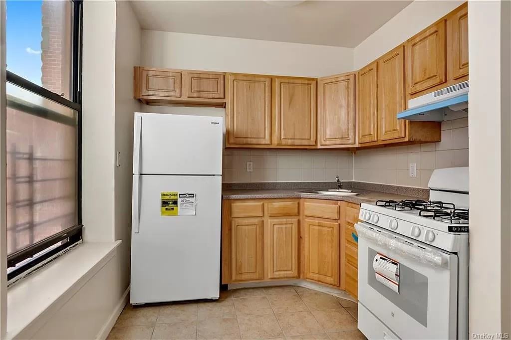 400 E 161st St #3A - Photo 4 of 9