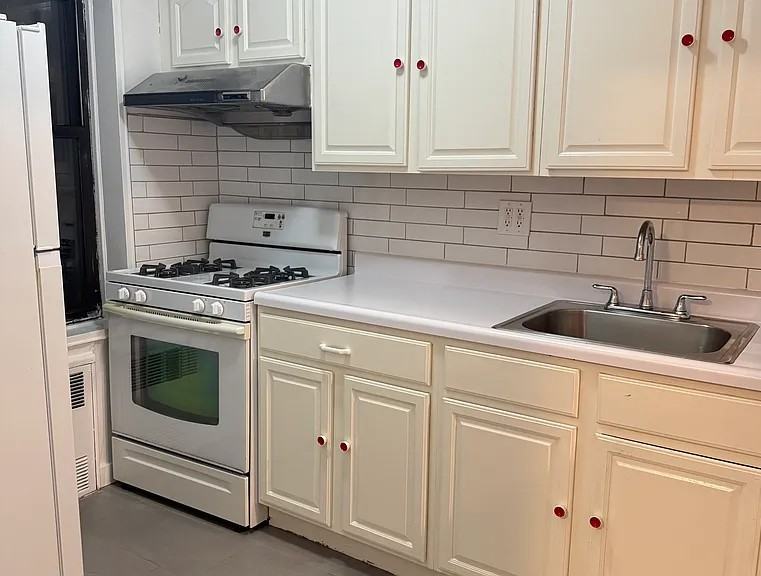 415 Beverley Rd #4U - Photo 3 of 12