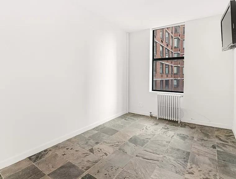 500 W 55th St #4E - Photo 5 of 9