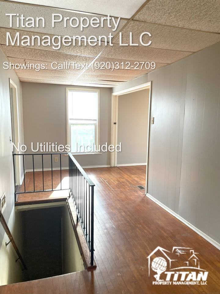 202 Oxford, Oshkosh - Photo 3 of 9