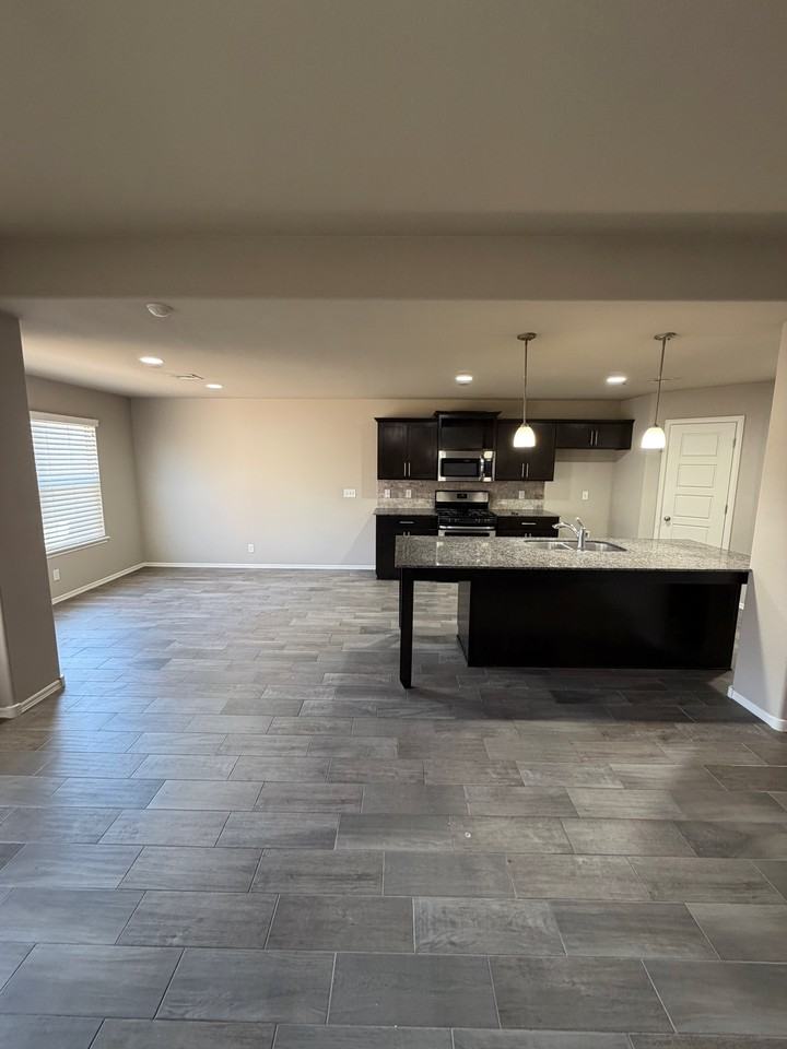 10419 S James St - Photo 2 of 10