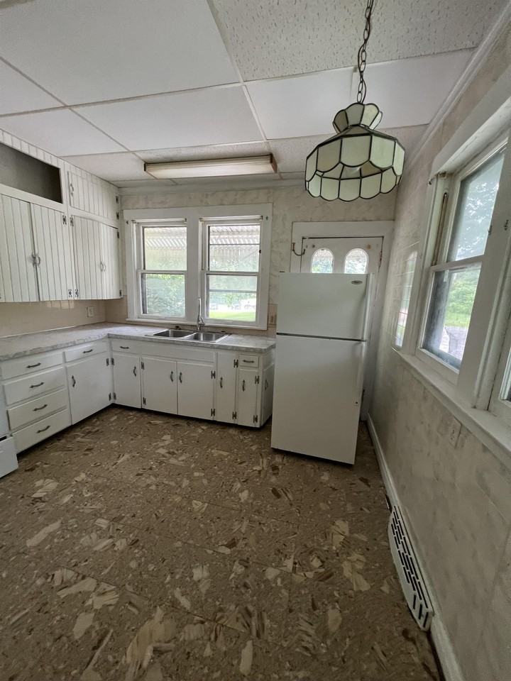 2329 Crysler Ave - Photo 3 of 11
