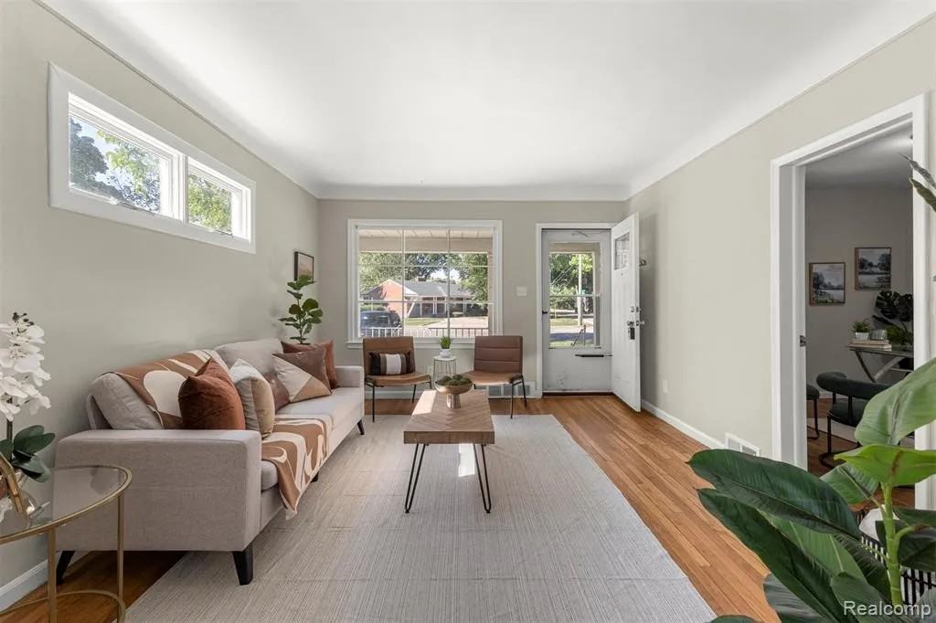 3369 Pelham Street - Photo 3 of 36