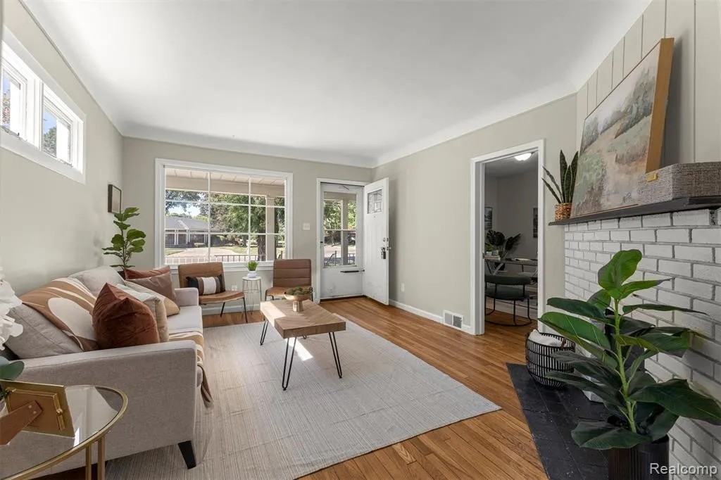 3369 Pelham Street - Photo 5 of 36