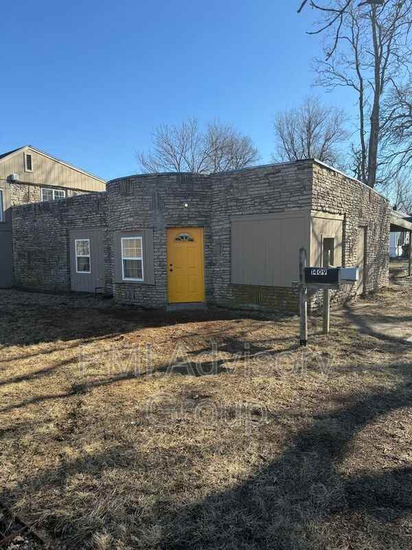 1407 Ne Sardou Ave - Photo 2 of 17