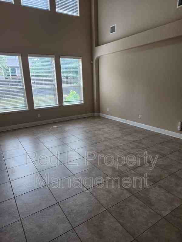 1806 Ayleth Ave - Photo 3 of 18