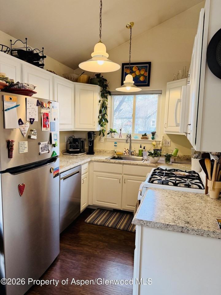 1005 Crown Dr - Photo 7 of 22