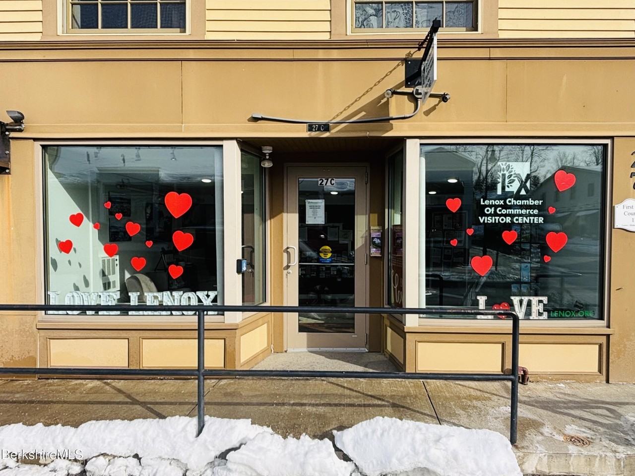 27 Housatonic St - Photo 2 of 13