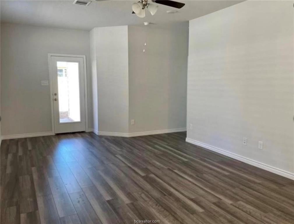 807 Mineral Wells Ln - Photo 3 of 18