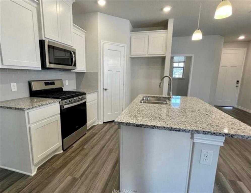 807 Mineral Wells Ln - Photo 6 of 18