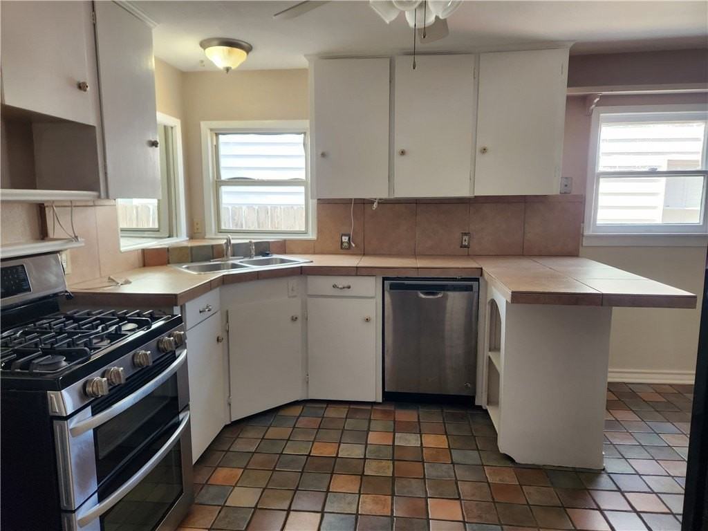 3221 Lawnview St - Photo 7 of 11