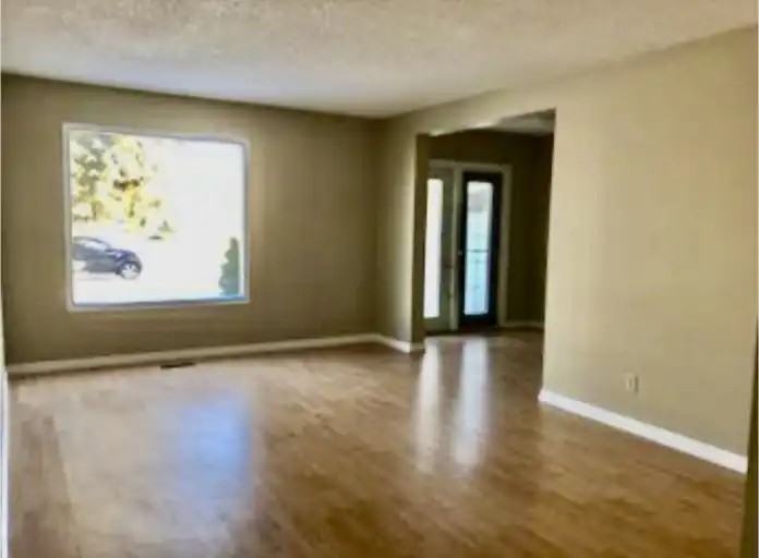 5716 49a St #5716 - Photo 2 of 11