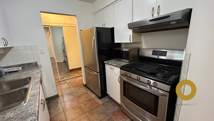 1835 Barclay St #1stF - Photo 6 of 13