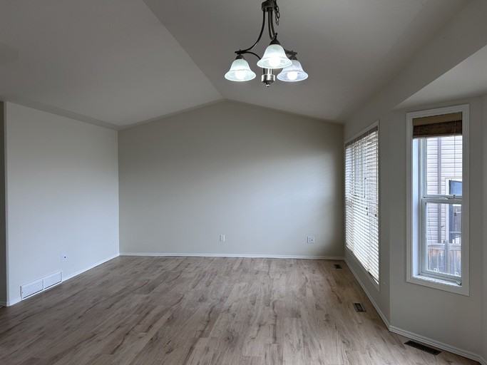 75 Stephenson Cres #75A - Photo 3 of 9