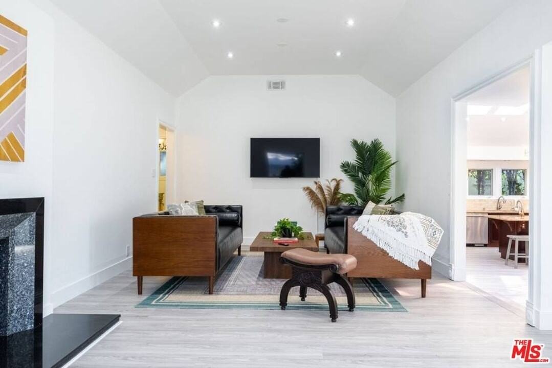 11331 Isleta St - Photo 5 of 50