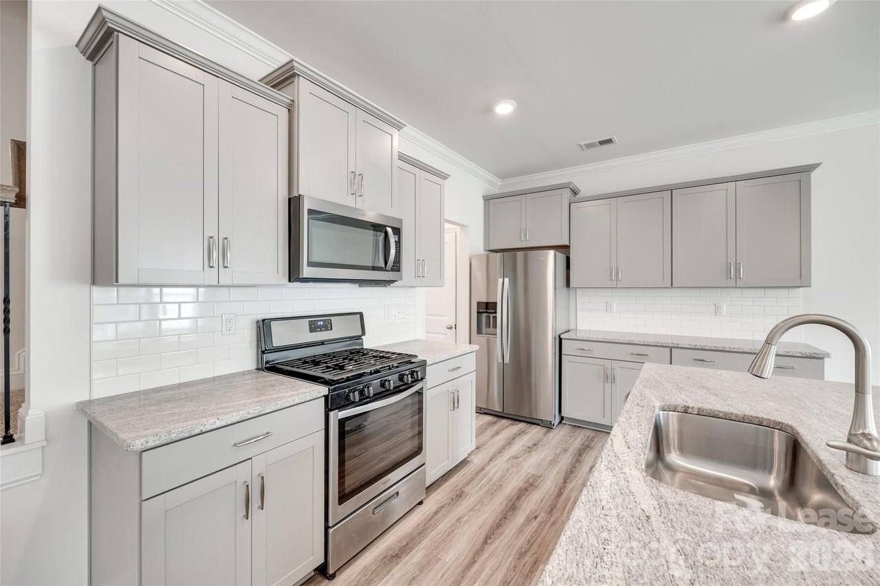 642 Altamonte Dr - Photo 5 of 37