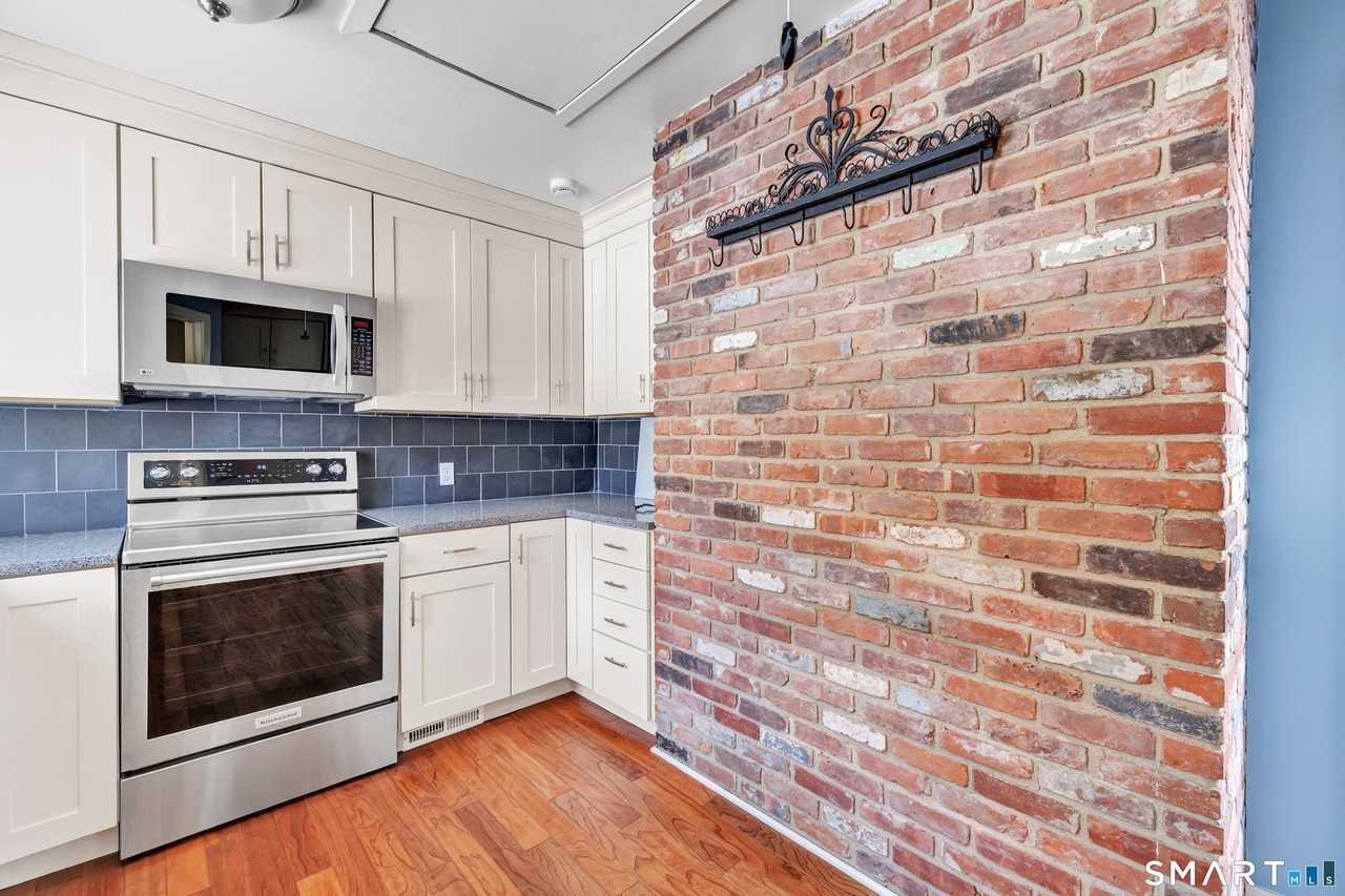 349 Westport Tpke - Photo 4 of 28