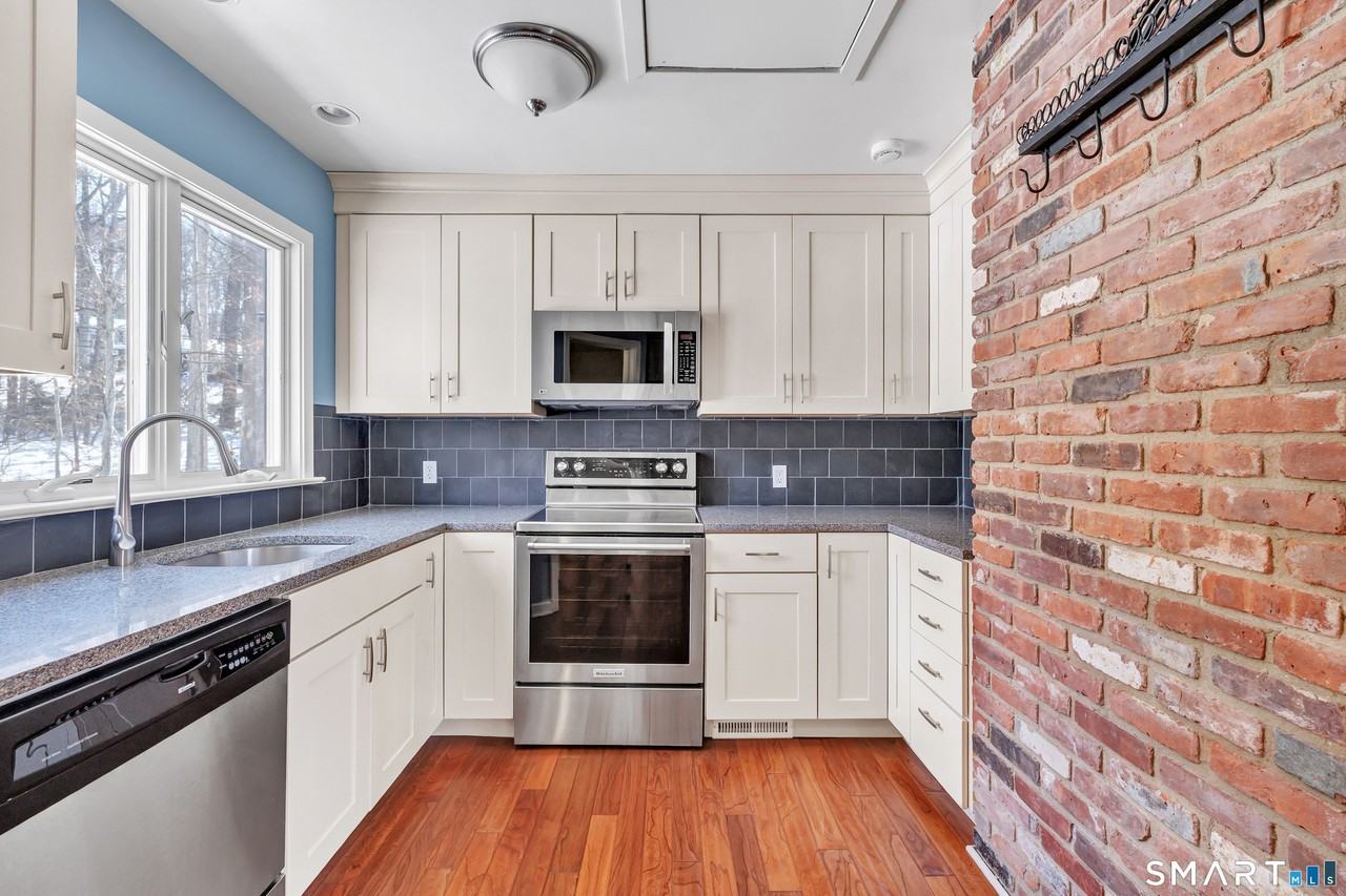 349 Westport Tpke - Photo 5 of 28